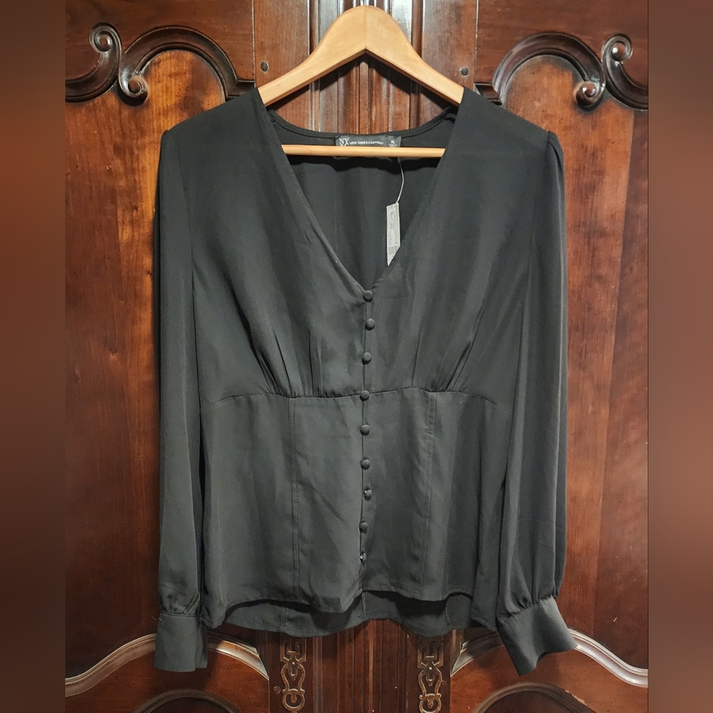 NEW YORK & COMPANY - Black Blouse